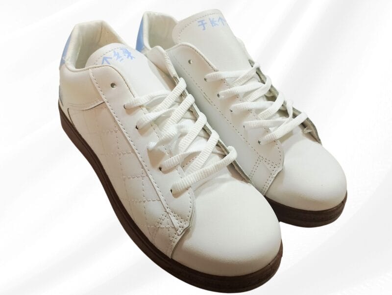 كوتشي حريمي ابيض في ازرق