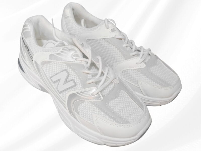 كوتشي ابيض في رماديN