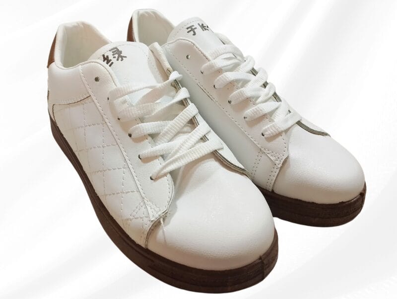 كوتشي حريمي ابيض في بني